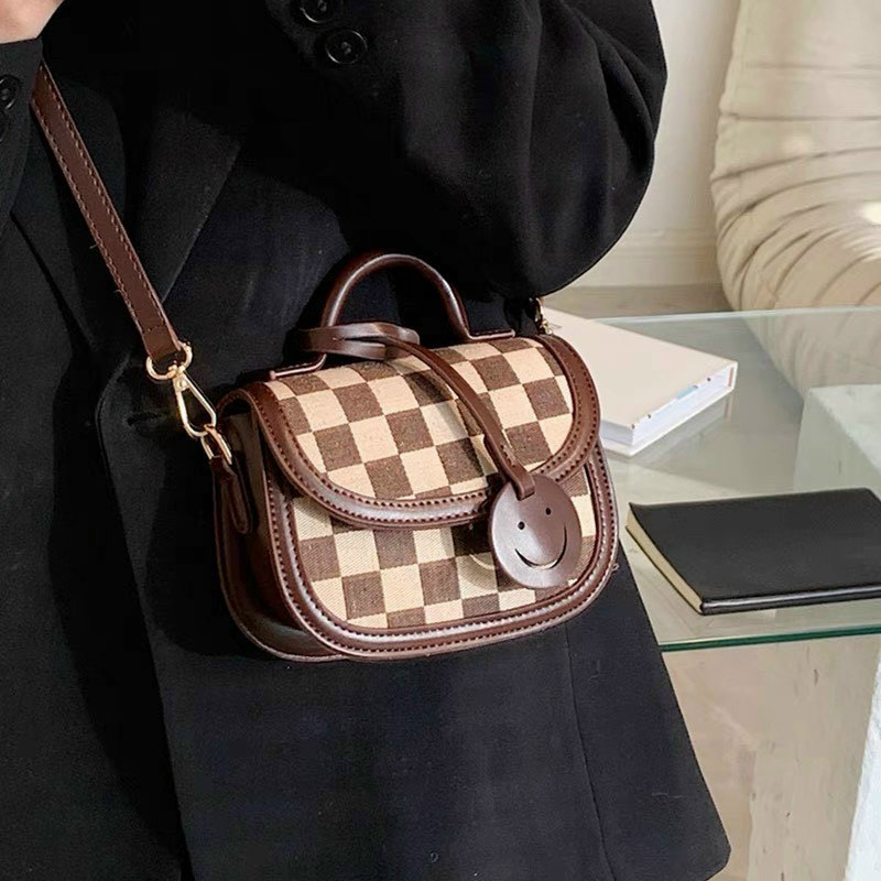 Túi  xách đeo chéo kẻ caro hot trend