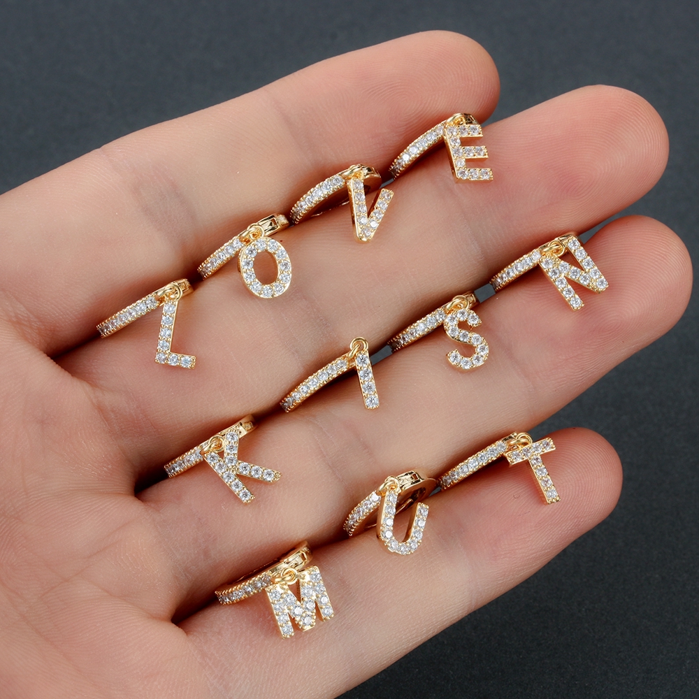 Khuyên tai mặt hình chữ cái tiếng Anh độc đáo