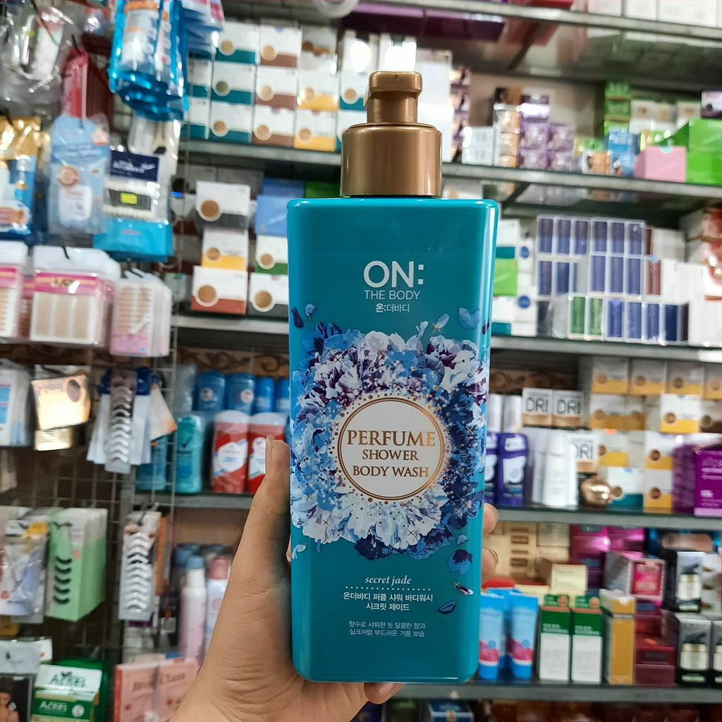 SỮA TẮM HƯƠNG NƯỚC HOA CAO CẤP ON THE BODY 500G.( Mầu xanh )