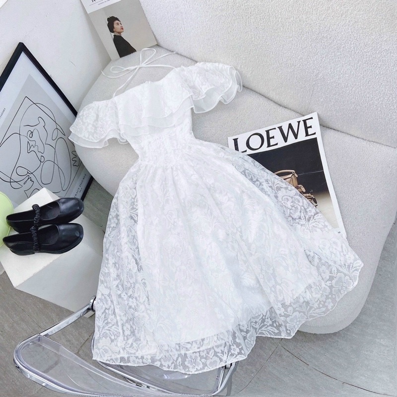 ĐẦM MIDI TRẮNG HOA NỔI TRỄ VAI BÈO DÂY CỘT YẾM