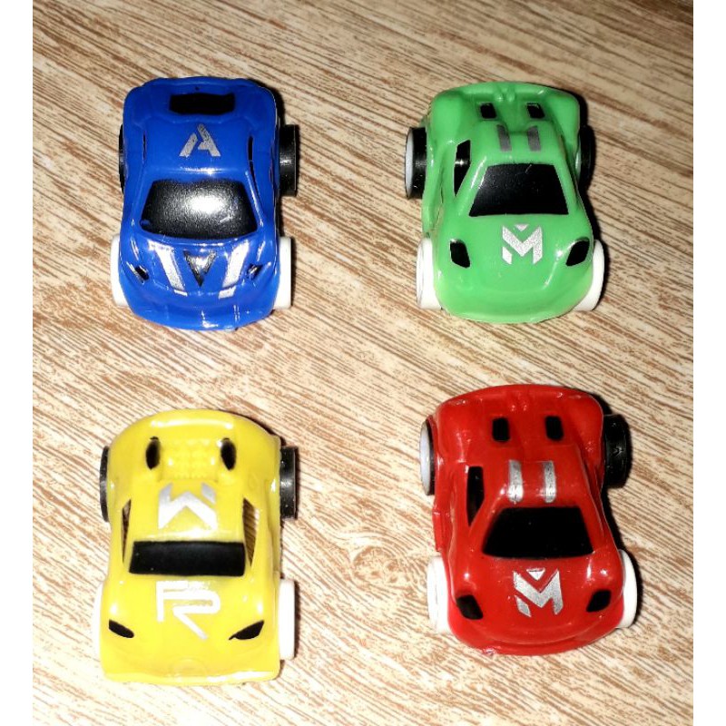 Một chiếc xe ô tô mini chạy chớn bằng nhựa rất ngầu