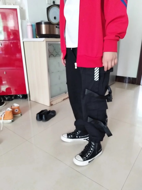 ẢNH THẬT QUẦN JOGGER JUNGKOOK BTS BOY WITH LUV VÀ TẠI SÂN BAY | BigBuy360 - bigbuy360.vn