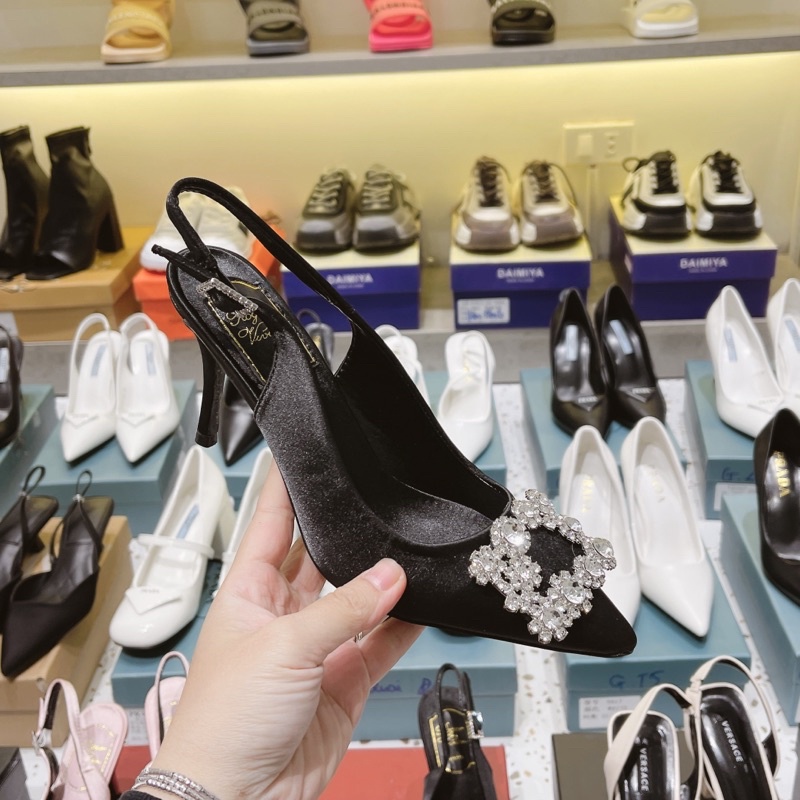 Sandal roger bọc lụa khoá đá vuông gót nhọn fullbox