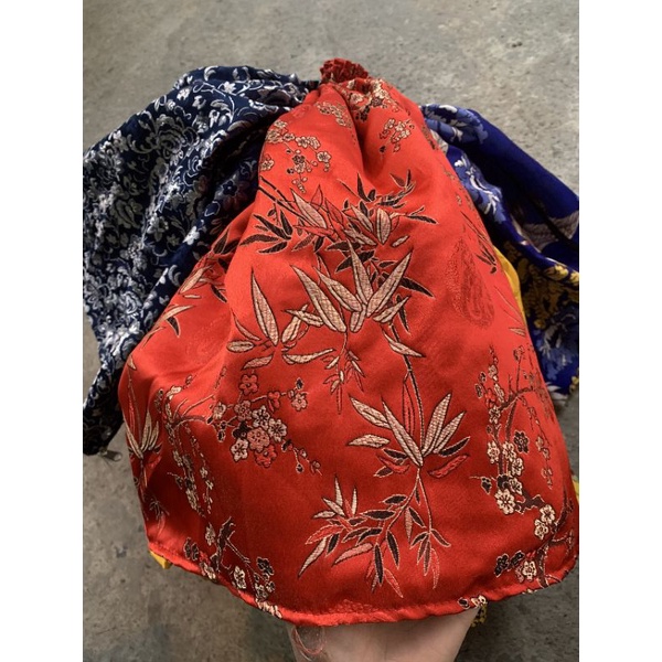 áo lồng gấm cho khuyên