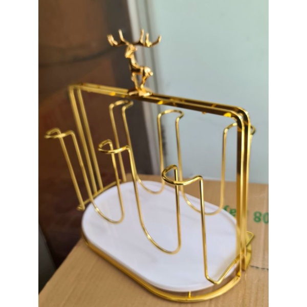 Dụng cụ úp ly vàng có sừng hươu.