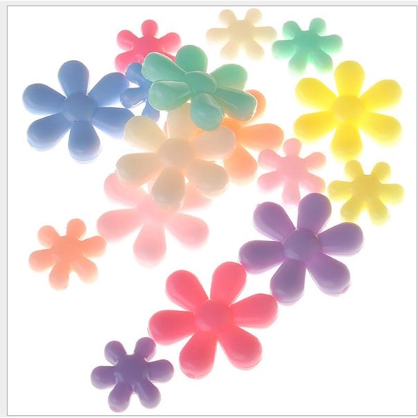 10-25-50gam hạt nhựa hoa 6 cánh size 15mm &amp; 25mm có lỗ xỏ vòng, đồ chơi cho bé