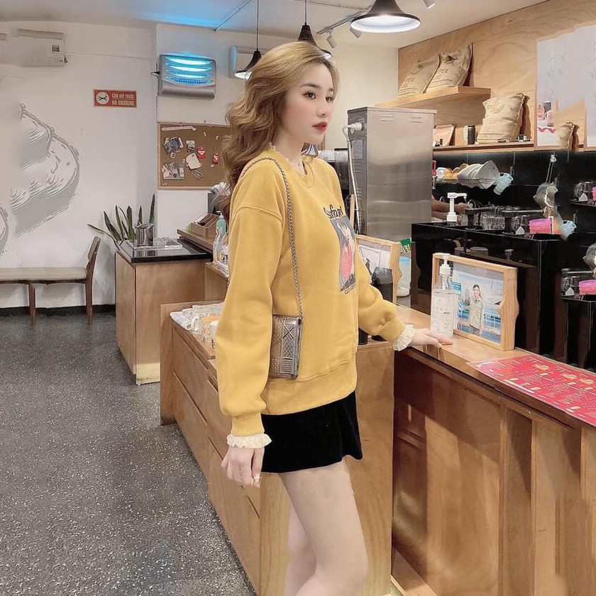 ÁO ĐÔI NỈ BÔNG NỮ SWEATER FORM RỘNG, MÀU VÀNG IN HÌNH BẠCH TUYẾT CỔ BÈO REN, HÀNG QUẢNG CHÂU CAO CẤP