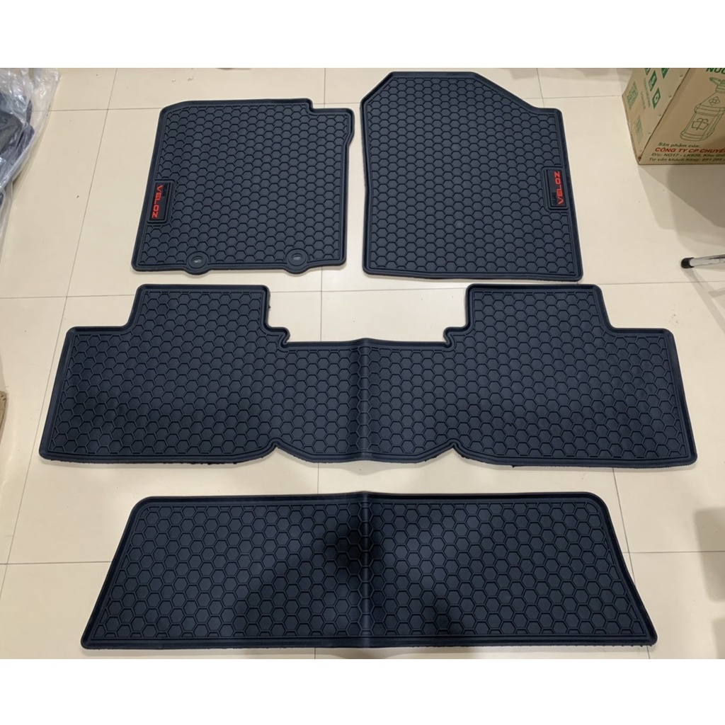 Thảm Lót Sàn Cao Su Đúc Xe Toyota Veloz 2022- 2023 Mẫu Tổ Ong Cao Su Không Mùi Cao Cấp chữ đỏ