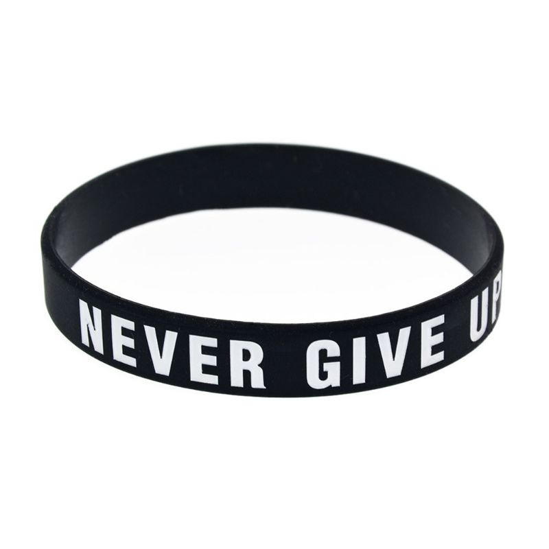 Vòng đeo tay bằng silicone in chữ Never Give Up truyền cảm hứng