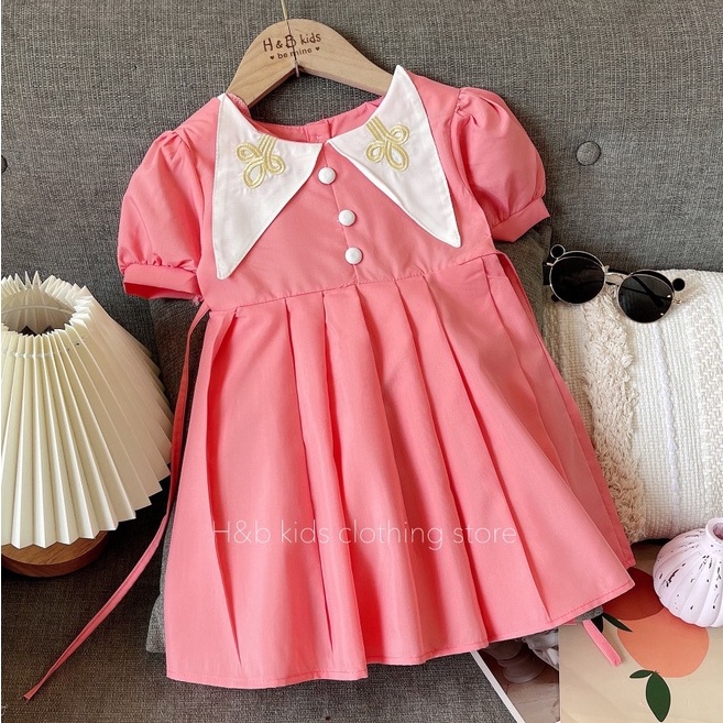 Váy Vạt Cổ Thêu  Xinh Xắn Thiết Kết Dập Ly  - Cúc Bọc Cổ Phong Cách Sang Chảnh Cho Bé Gái