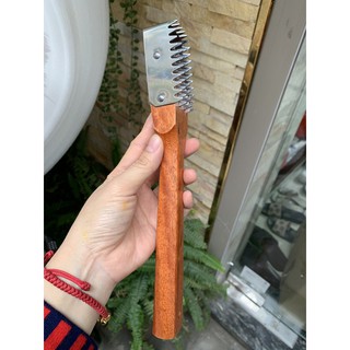 Dụng cụ đánh vảy cá cán gỗ