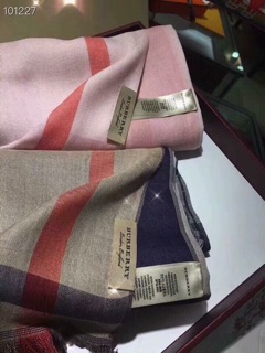 Khăn kẻ Burbery full box 300k có bill