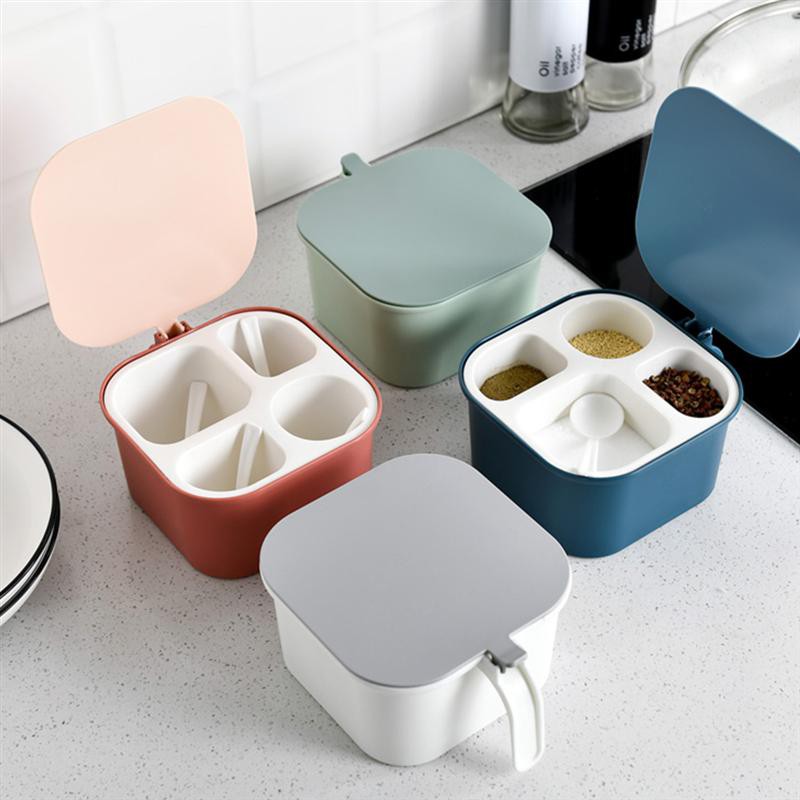 Hộp đựng gia vị nhà bếp 4 ngăn kèm thìa múc gia vị, chất liệu nhựa cao cấp.Thiết kế đơn giản, tiện dụng với nắp đậy chốn