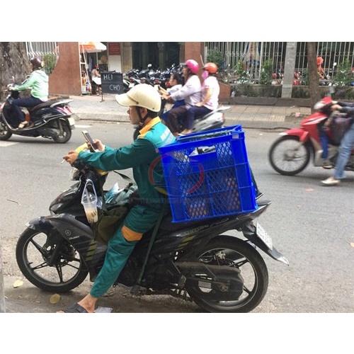 Sóng nhựa 5 bánh xe giao hàng xe máy kt 78 x 50 x 43 cm