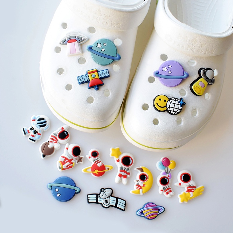 Phụ kiện Jibbitz, Sticker Gắn Giày Dép Marvel Nhựa PVC Mềm Dễ Thương Hình  Phi Hành Gia