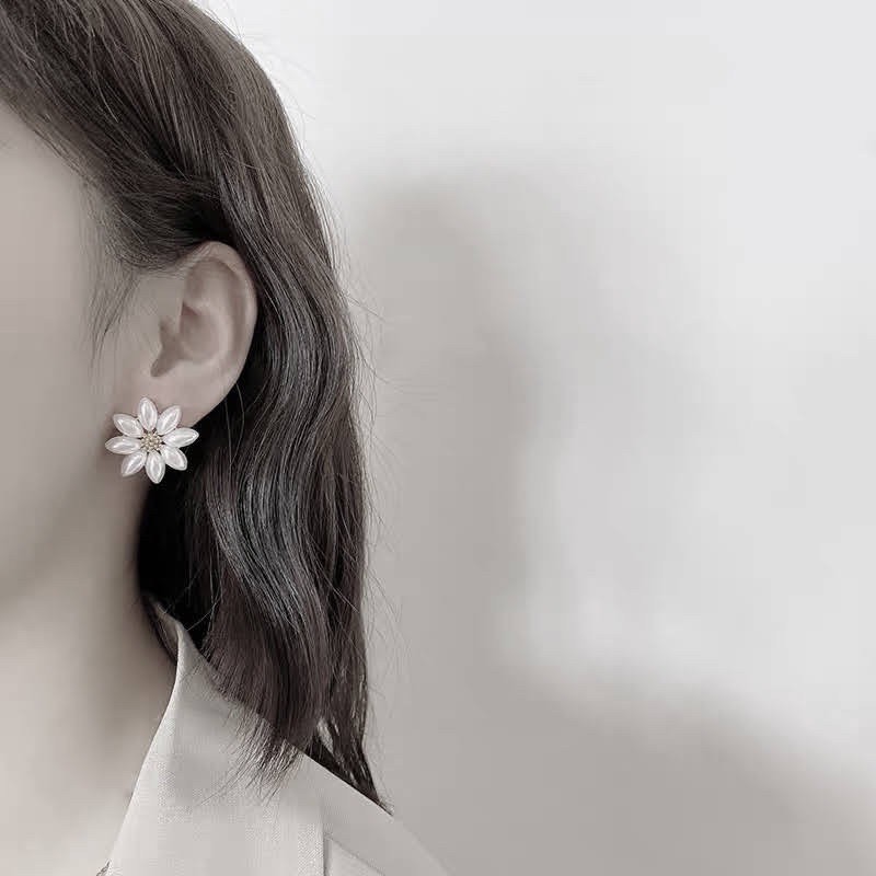 bông tai hình bông hoa sang chảnh phong cách người nổi tiếng