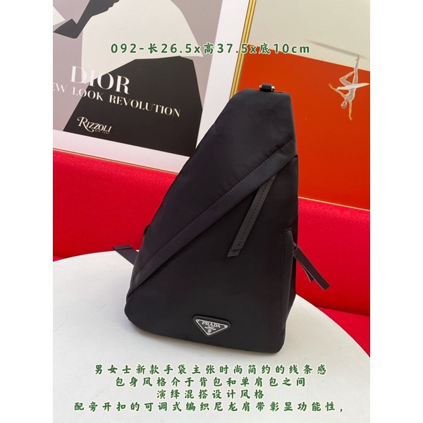 Túi đeo nam dáng tam giác thương hiệu Prada cao cấp