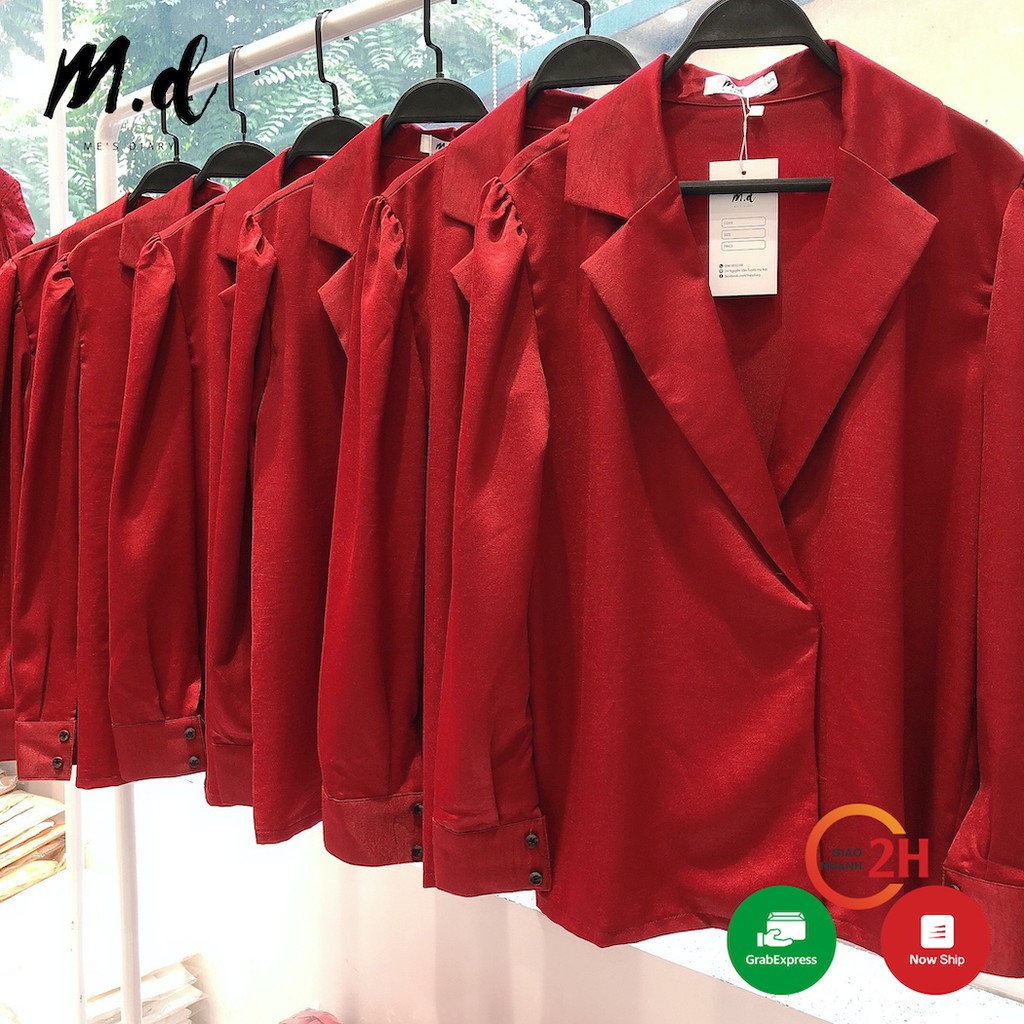 Áo đỏ, dáng áo sơ mi cổ vest, vải lụa, chơi Noen/Giáng sinh và Tết, hoặc mặc đi làm công sở
