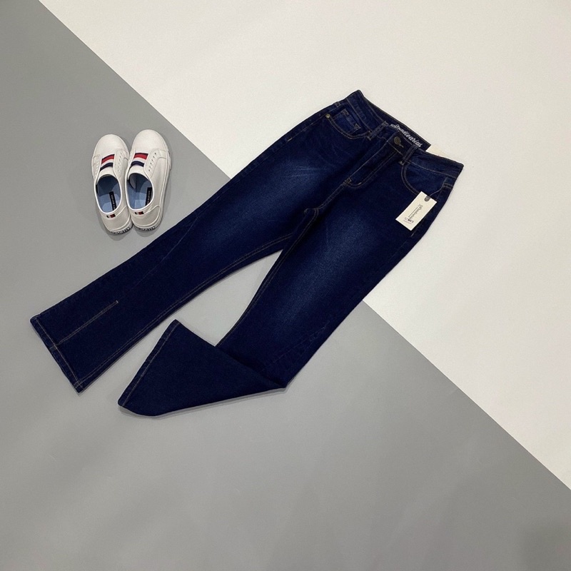 Jeans loe xẻ ống