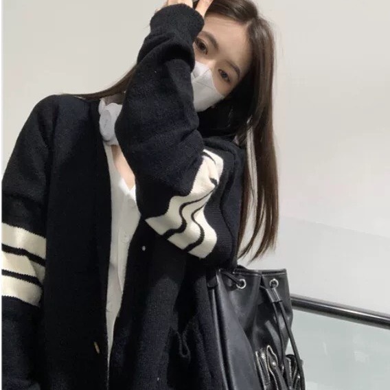 Áo khoác cardigan len nữ trơn đen sọc tay trắng freesize phom rông mùa đông hàn quốc hàng quảng châu C1091