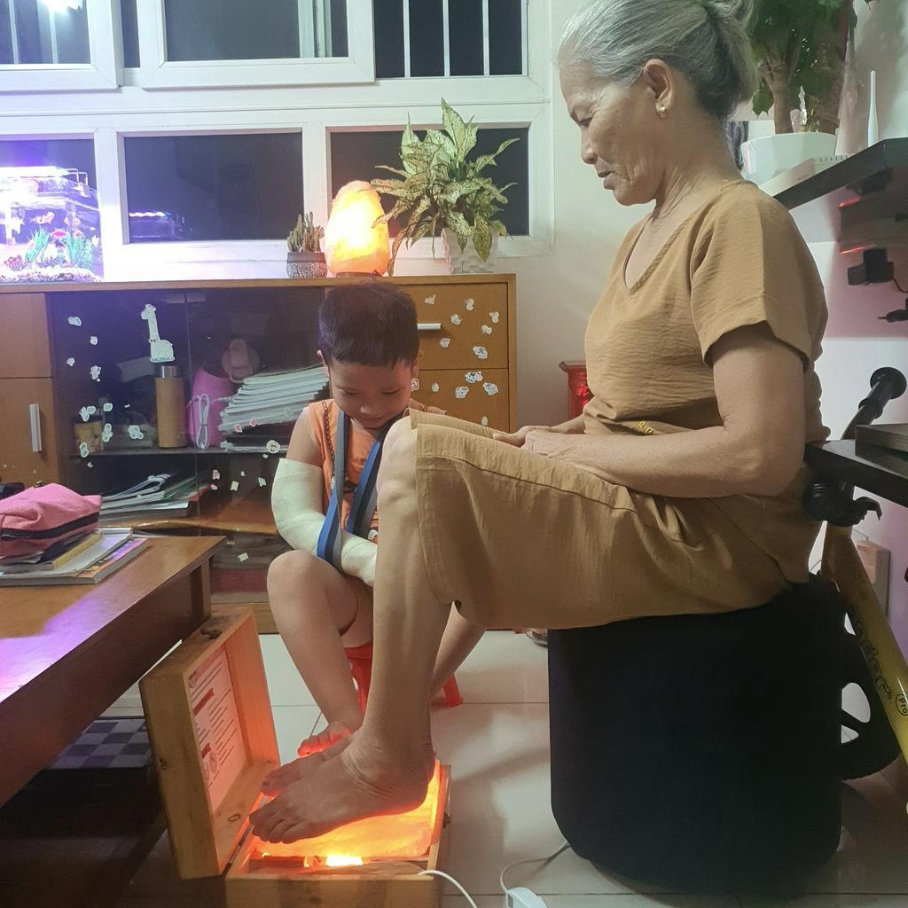 Bàn đá muối massage chân Himalaya Pakistan - hộp đèn đá muối Loại cong siêu Vip