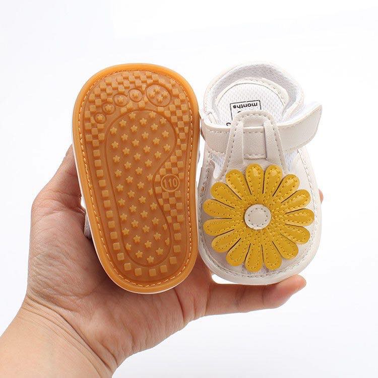 Sandanl hoa vàng đến nhựa cao cấp cho bé gái