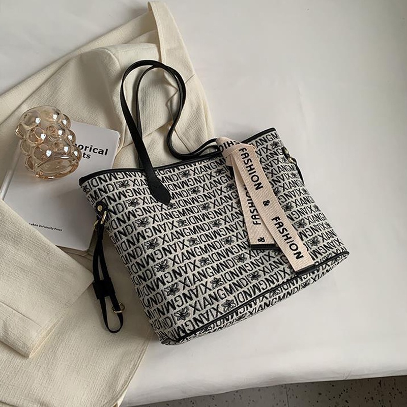 Túi tote IELGY đeo vai phong cách học sinh phổ biến dễ phối đồ cho nữ