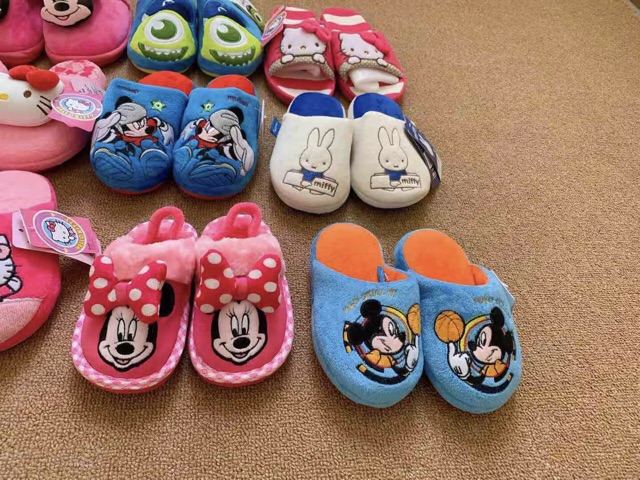 Dép mang trong nhà bé gái