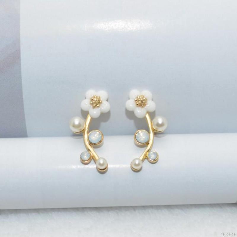 Khuyên tai hoa văn đính hạt giả ngọc trai