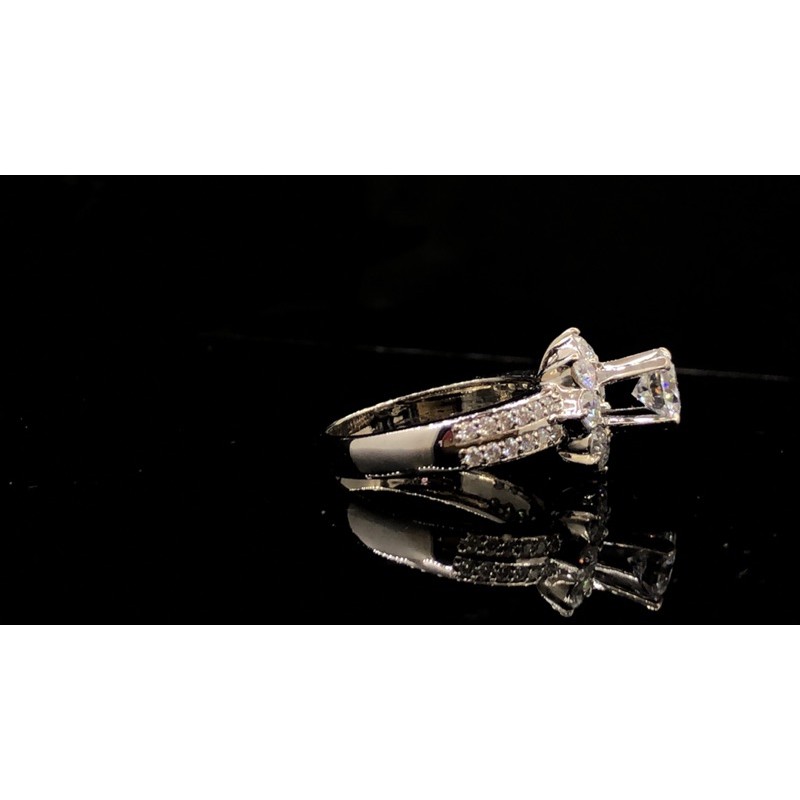 Nhẫn kim cương moissanite  chất liệu bạc 950 xi bạch kim