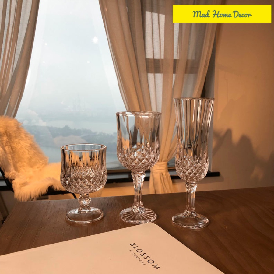 Ly thuỷ tinh đế cao, chất liệu thuỷ tinh trong như pha lê, đế cao phù hơp với vang đỏ, cocktail hay nước hoa quả