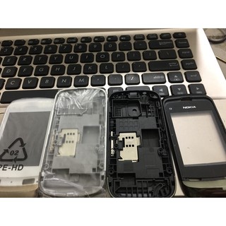 vỏ điện thoại nokia c2-02 mặt trước nắp sau trắng kèm phím và có vỏ có xương không kèm phím hoặc có xương kèm phím đủ.