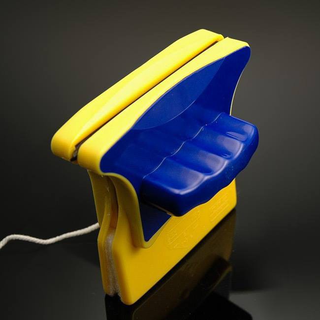 Dụng cụ lau cửa kính tiện lợi có nam châm lau cả 2 mặt kính cùng lúc