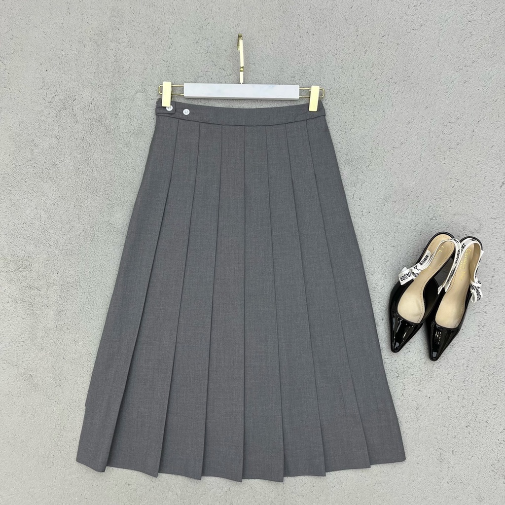 Chân váy nữ thời trang cao cấp Thom Browne thiết kế xếp ly trẻ trung, họa tiết thêu chú cún nhỏ tinh tế