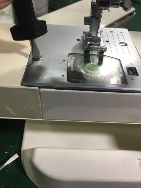 Tô vít mở ốc mặt sắt đậy ổ đựng suốt cho máy máy gia đình