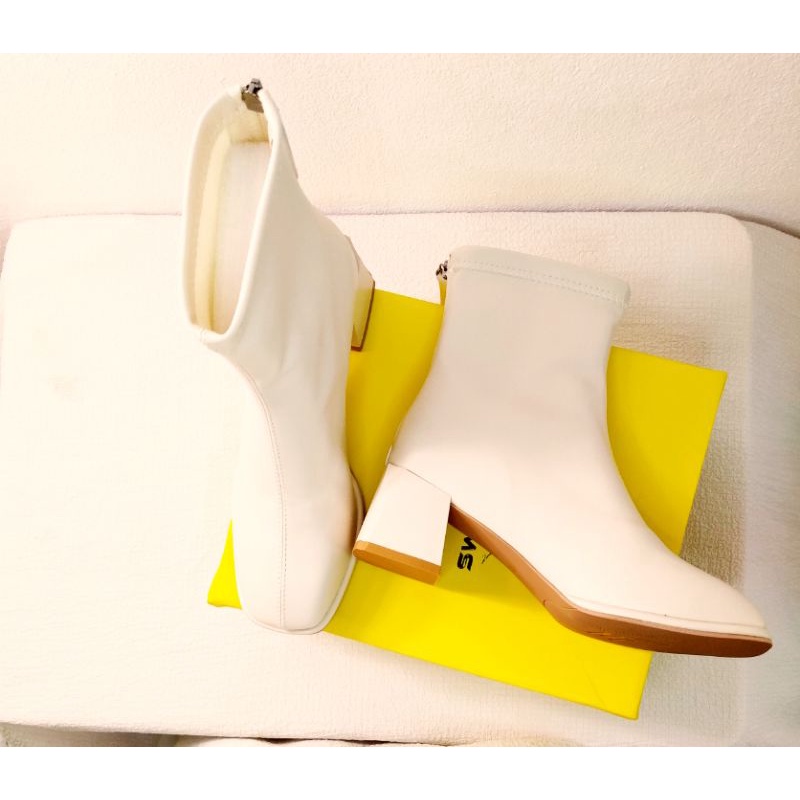 Boot Bốt cổ ngắn ôm cổ chân đế vuông cao 5cm mũi vuông chất liệu da lì mềm khoá đằng sau