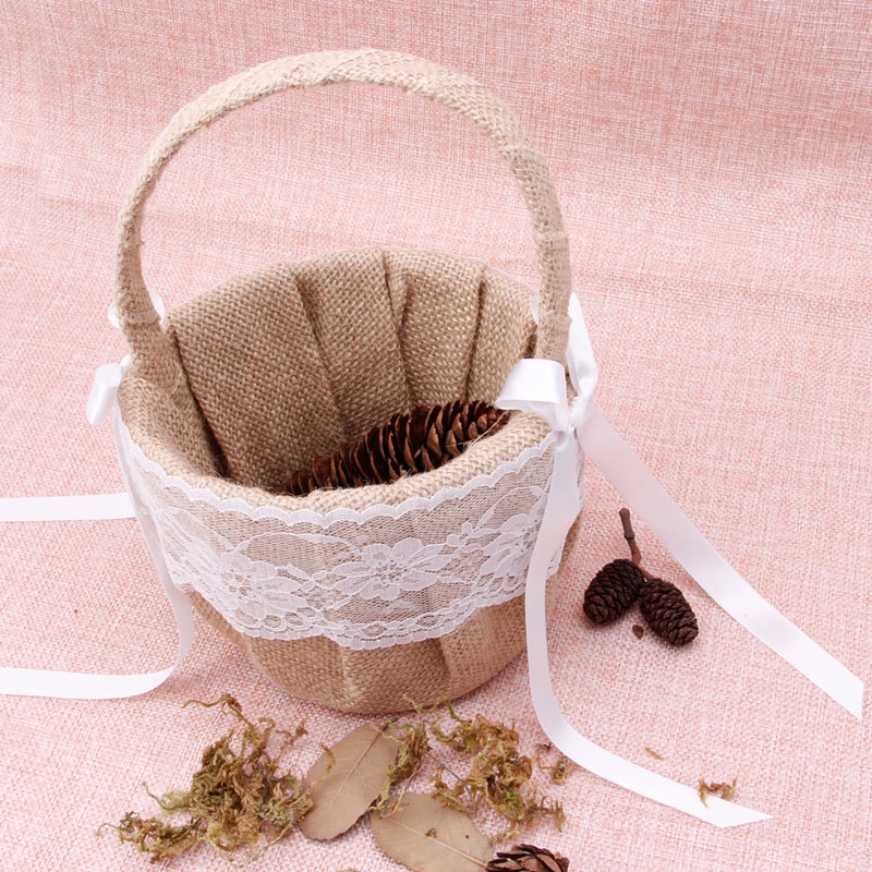 Giỏ đựng hoa hồng vải bố dùng trong tiệc cưới