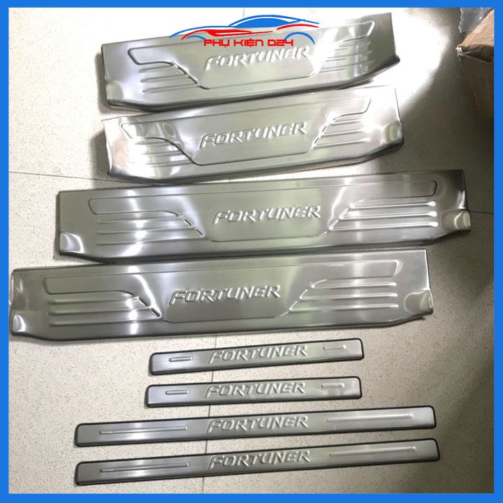 Bộ ốp bậc cửa trong ngoài Fortuner 2006-20017-2008-2009-2010-2011-2012-2013-2014-2015 Inox chống trầy trang trí xe
