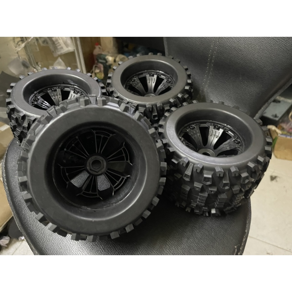 Bánh xe điều khiển monster truck louis 1/8 size khổng lồ