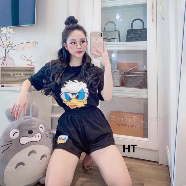 Bộ nữ vịt đeo kính