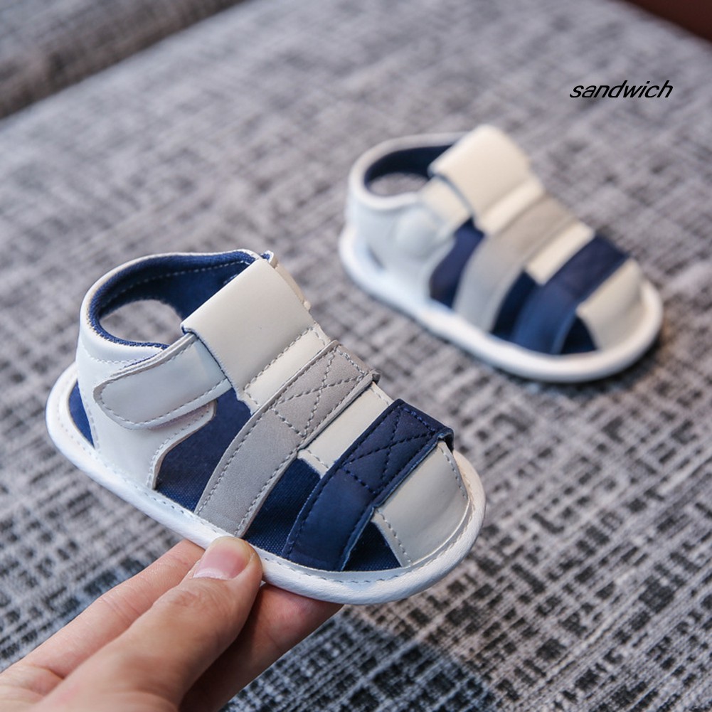 Sandal đế bằng chống trượt xinh xắn tiện dụng cho bé tập đi
