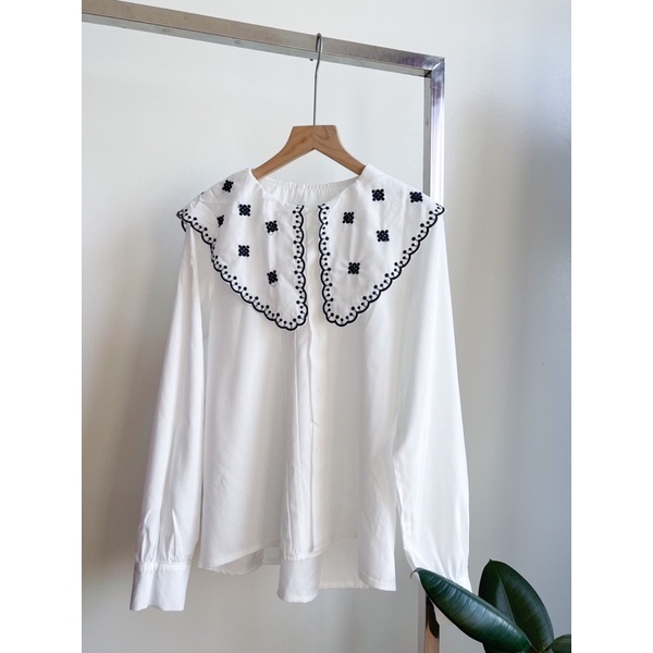 Áo sơmi dài tay cổ sen thêu hoa xếp ly đứng