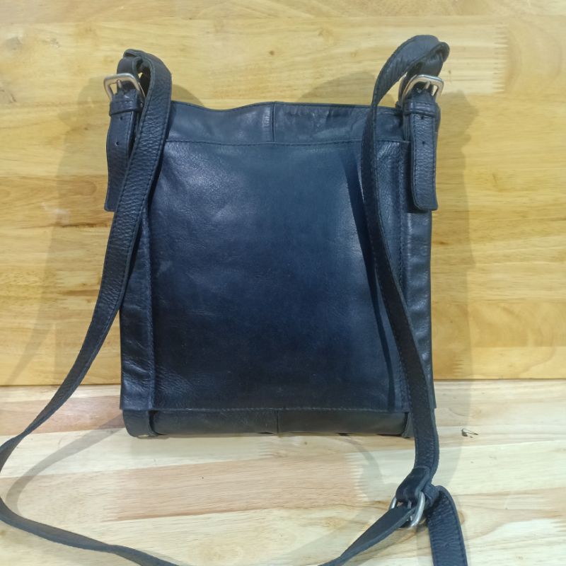 Túi đeo chéo da mềm secondhand 09040321