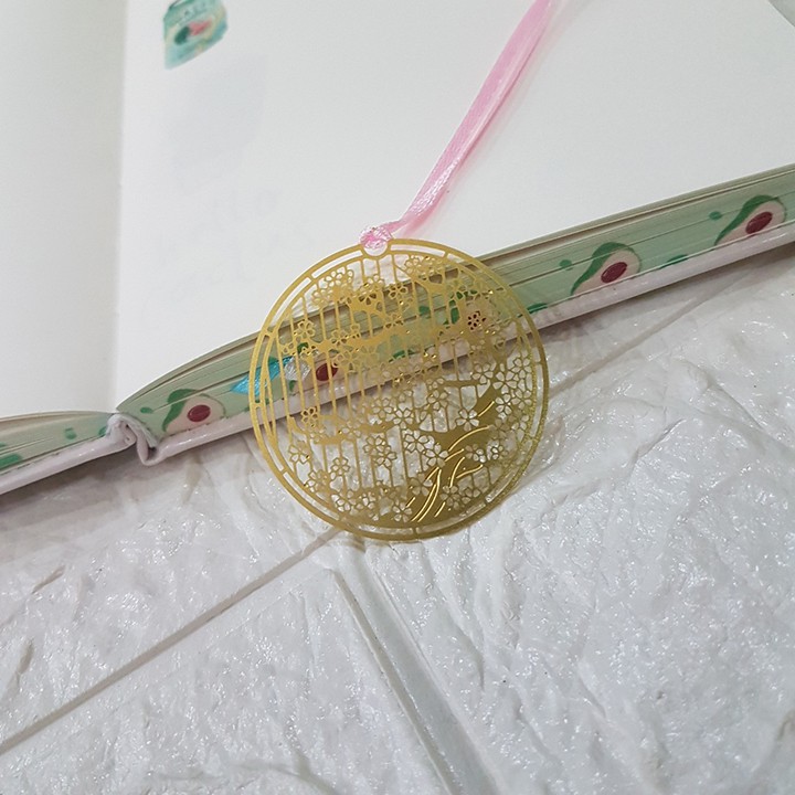 HCM - Bookmark kim loại vàng chặn sách chủ đề hoa anh đào Sakura Nhật Bản