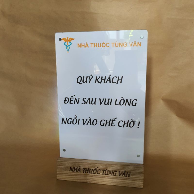 Standee menu mica đài loan, đế gỗ khắc tên