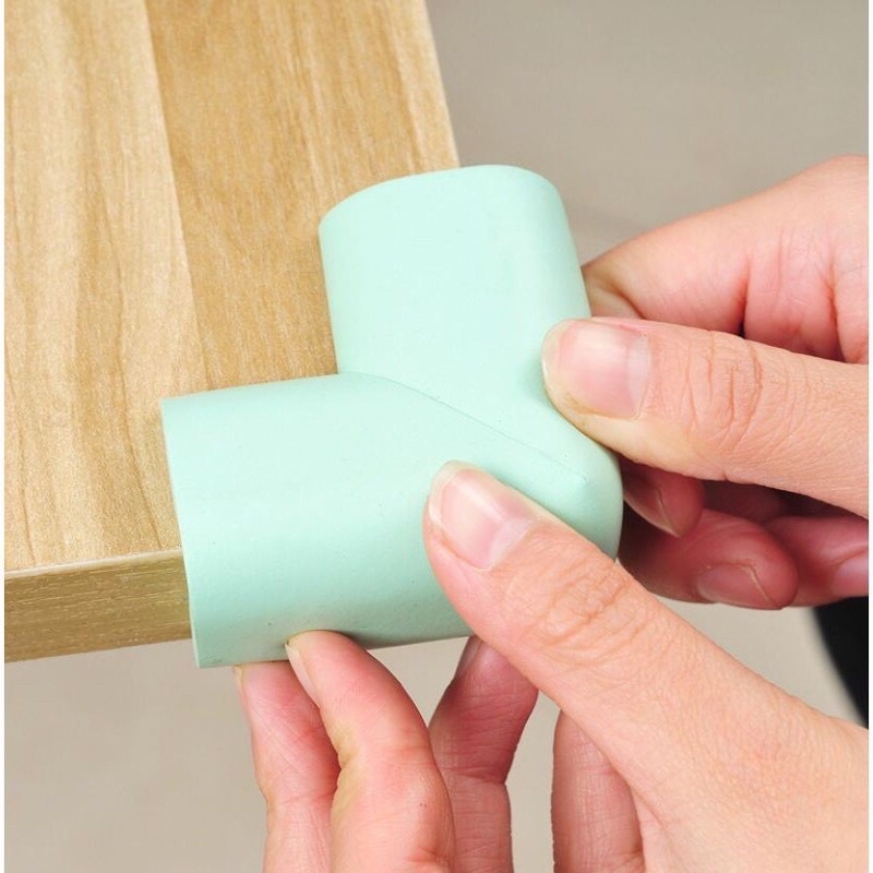 Mút xốp dán chụp góc bàn, bịt cạnh bàn bảo vệ an toàn cho bé - Tee & Mee