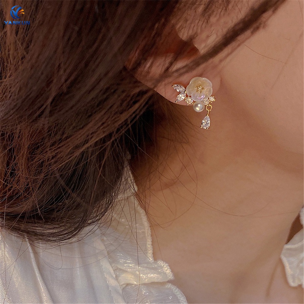Khuyên Tai Hoa Mộc Lan Đính Ngọc Trai Nhân Tạo Kiểu Dáng Mới