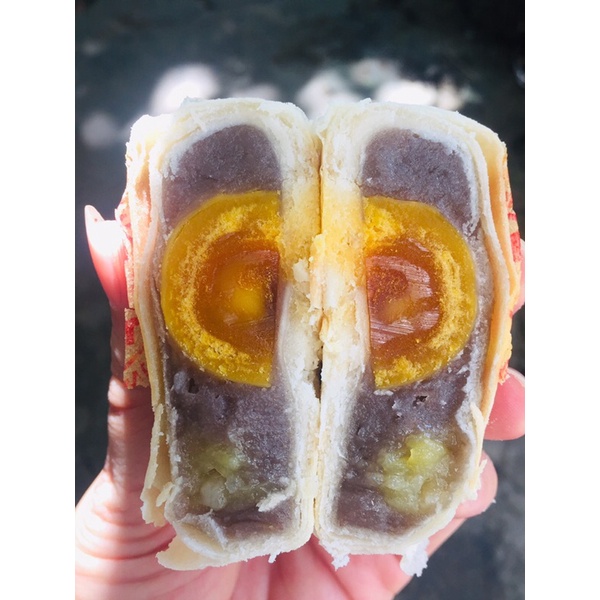 Bánh pía môn sầu riêng trứng Thành Hương - Pía gói giấy xưa truyền thống