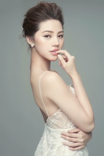 Đầm ren trắng 2 dây hở lưng mỏng manh