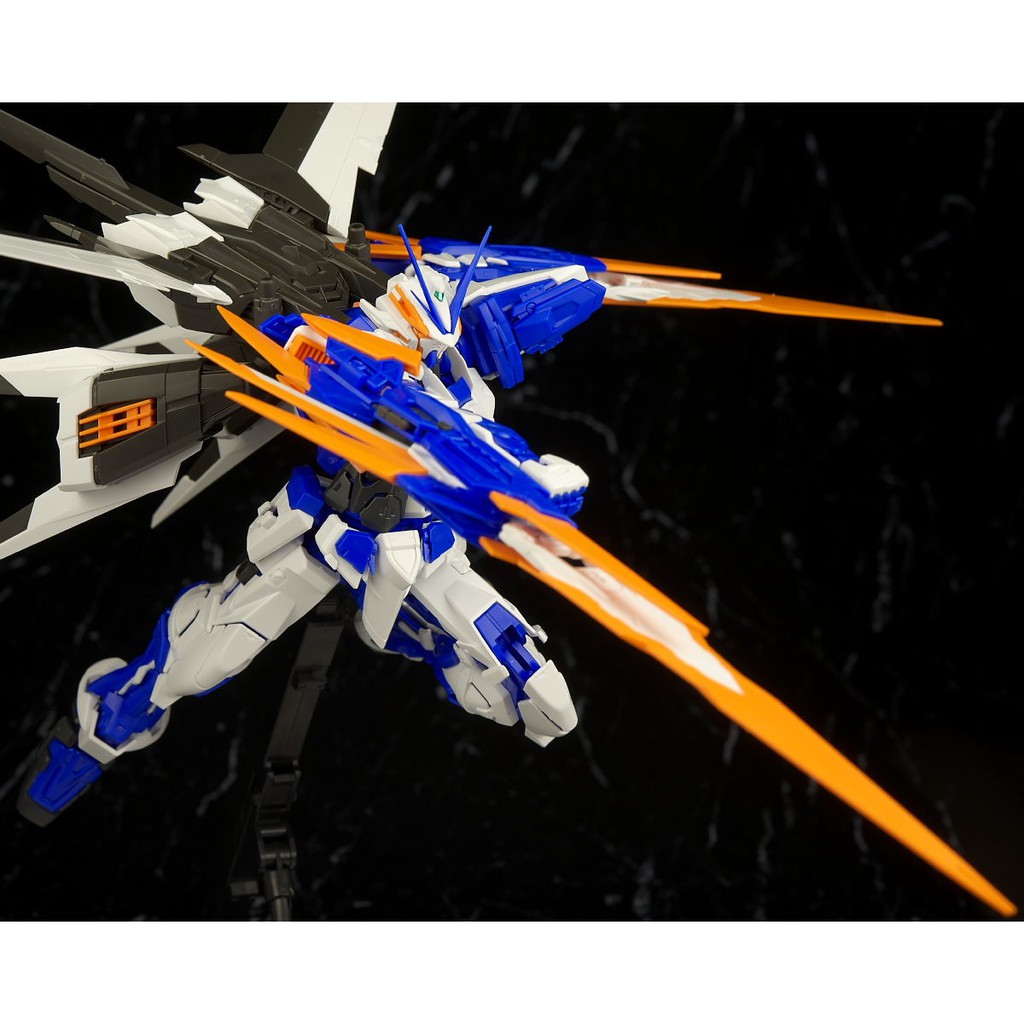 Mô hình lắp ráp Gundam Bandai MG Astray Blue Frame D